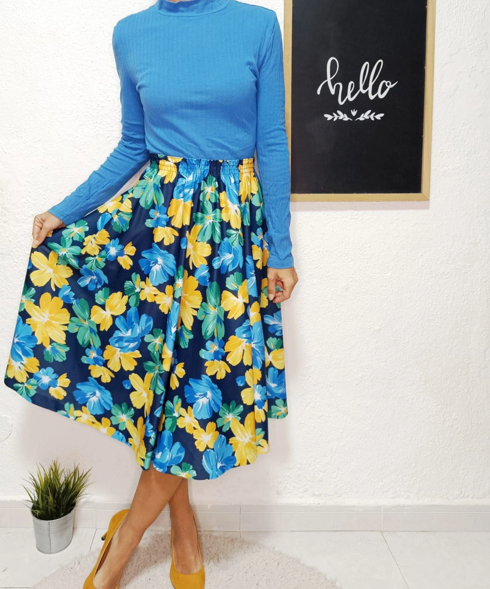 Falda midi retro flores amarillo y azul. Jupe midi fleurie bleu et jaune